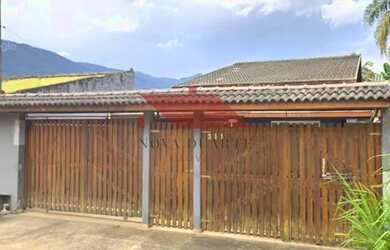 Imagem: A casa possui 3 Dormitórios, 2 Banheiros, 2 Vagas na garagem