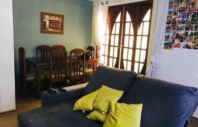 Imagem: A casa possui 3 Dormitórios, 2 Banheiros, 1 Vaga na garagem