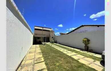 Imagem: A casa possui 2 Dormitórios, 2 Banheiros, 5 Vagas na garagem