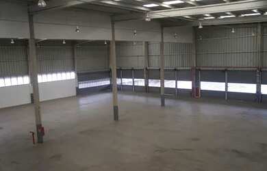 Imagem: O depósito possui 5 Vagas na garagem, 2.438m² de Área e