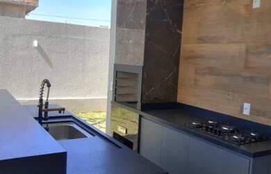 Imagem: A casa em condomínio possui 4 Dormitórios, 3 Banheiros, 4