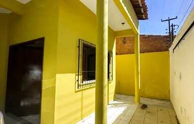 Imagem: A casa possui 3 Dormitórios, 2 Banheiros, 2 Vagas na garagem