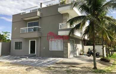 Imagem: A casa possui 3 Dormitórios, 2 Banheiros, 2 Vagas na garagem