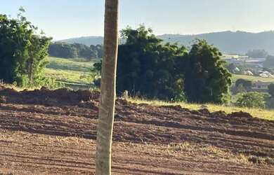 Imagem: O terreno e possui Dormitórios, Suítes, Banheiros, 500-0m²