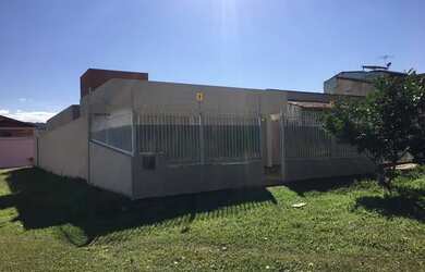 Imagem: A casa e possui 3 Dormitórios, Suítes, 3 Banheiros, 200-0m²