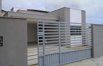 Imagem: A casa possui 3 Dormitórios, 2 Banheiros, 2 Vagas na garagem