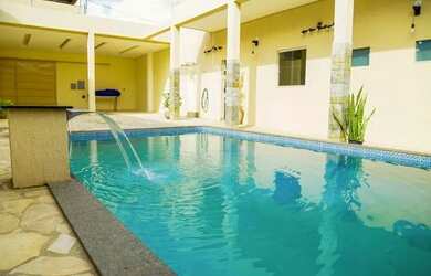 Imagem: A casa possui 1 Dormitório, 2 Banheiros, 400m² de Área e