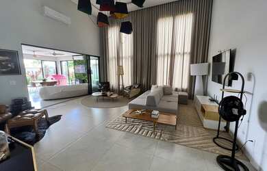 Imagem: A casa possui 3 Dormitórios, 3 Banheiros, 4 Vagas na garagem