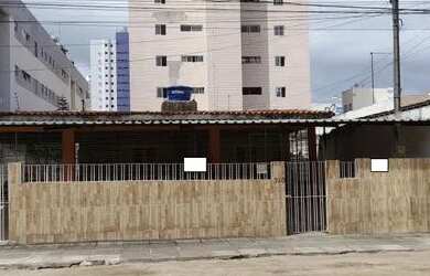 Imagem: A casa possui 3 Dormitórios, 3 Banheiros, 4 Vagas na garagem