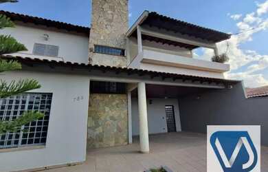 Imagem: A casa possui 4 Dormitórios, 3 Banheiros e 250m² de Área