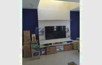 Imagem: A casa possui 2 Dormitórios, 2 Banheiros, 2 Vagas na garagem