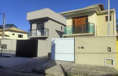 Imagem: A casa possui 4 Dormitórios, 2 Banheiros, 1 Vaga na garagem