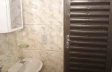 Imagem: A casa possui 2 Dormitórios, 1 Banheiro, 2 Vagas na garagem