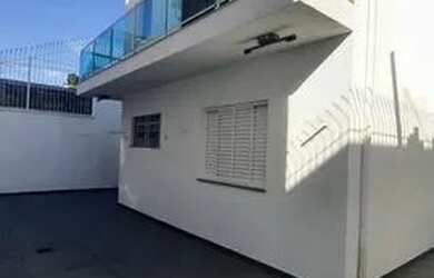 Imagem: A casa possui 4 Dormitórios, 3 Banheiros, 1 Vaga na garagem