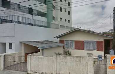 Imagem: A casa possui 2 Dormitórios, 1 Banheiro, 1 Vaga na garagem