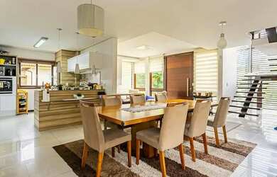 Imagem: A casa possui 3 Dormitórios, 4 Banheiros, 3 Vagas na garagem