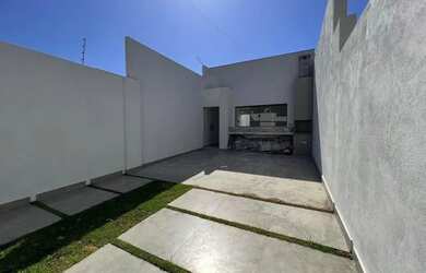 Imagem: A casa possui 3 Dormitórios, 2 Banheiros, 1 Vaga na garagem