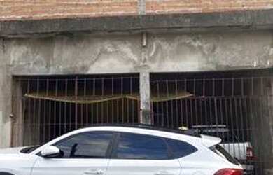 Imagem: A casa possui 2 Dormitórios, 1 Banheiro, 2 Vagas na garagem