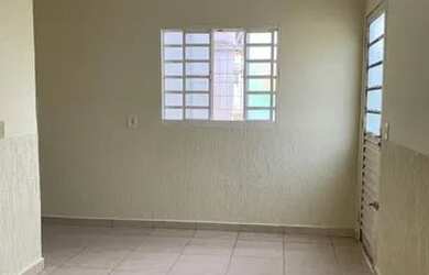 Imagem: A casa possui 2 Dormitórios, 1 Banheiro, 1 Vaga na garagem