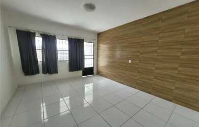 Imagem: A casa possui 3 Dormitórios, 1 Banheiro, 1 Vaga na garagem