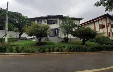 Imagem: A casa possui 4 Dormitórios, 5 Banheiros, 3 Vagas na garagem