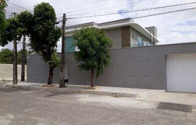 Imagem: A casa possui 4 Dormitórios, 5 Banheiros, 5 Vagas na garagem