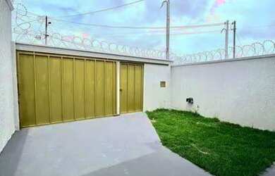 Imagem: A casa possui 3 Dormitórios, 1 Banheiro, 2 Vagas na garagem