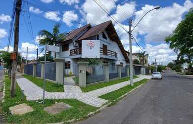 Imagem: A casa possui 3 Dormitórios, 4 Banheiros, 3 Vagas na garagem