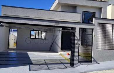 Imagem: A casa possui 3 Dormitórios, 2 Banheiros, 4 Vagas na garagem