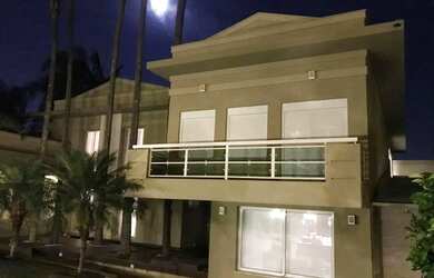 Imagem: A casa possui 3 Dormitórios, 5 Banheiros, 4 Vagas na garagem