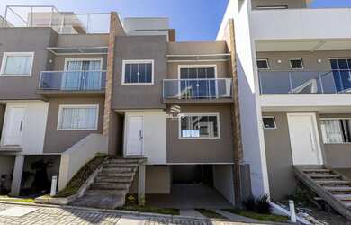 Imagem: A casa possui 3 Dormitórios, 4 Banheiros, 2 Vagas na garagem