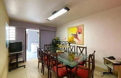 Imagem: A casa possui 2 Dormitórios, 1 Banheiro, 2 Vagas na garagem