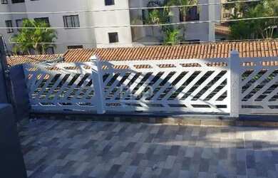 Imagem: A casa possui 2 Dormitórios, 2 Banheiros, 2 Vagas na garagem