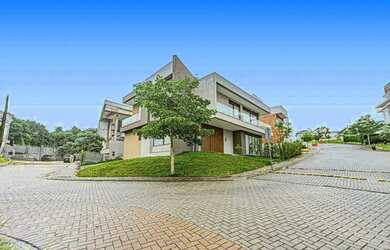 Imagem: A casa em condomínio possui 5 Dormitórios, 5 Banheiros, 4