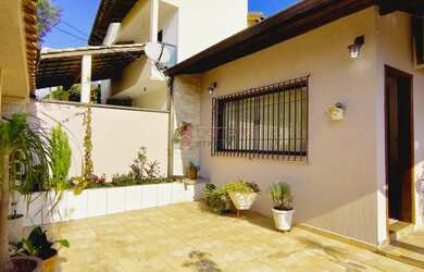 Imagem: A casa possui 4 Dormitórios, 3 Banheiros, 4 Vagas na garagem