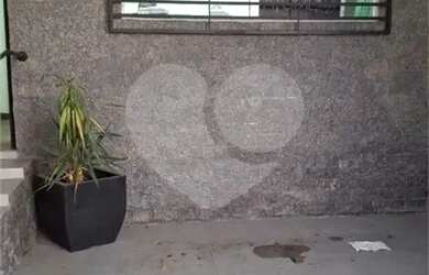 Imagem: O depósito possui 2 Vagas na garagem, 300m² de Área e está