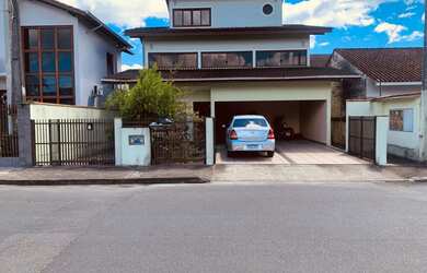 Imagem: A casa possui 2 Dormitórios, 1 Banheiro, 2 Vagas na garagem