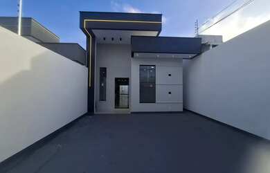 Imagem: A casa possui 3 Dormitórios, 2 Banheiros, 2 Vagas na garagem