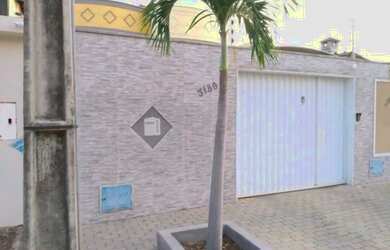 Imagem: A casa possui 5 Dormitórios, 5 Banheiros, 4 Vagas na garagem