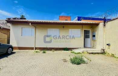 Imagem: A casa possui 2 Dormitórios, 1 Banheiro, 3 Vagas na garagem