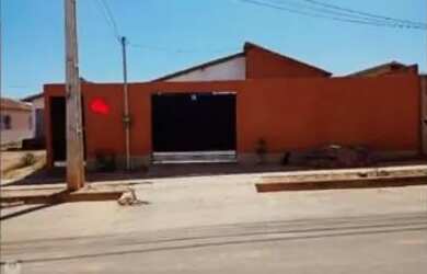 Imagem: A casa possui 4 Dormitórios, 2 Banheiros, 2 Vagas na garagem