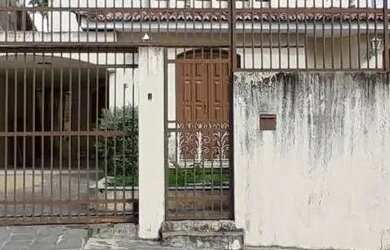 Imagem: A casa possui 4 Dormitórios, 4 Banheiros, 2 Vagas na garagem