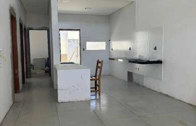 Imagem: A casa possui 3 Dormitórios, 2 Banheiros, 2 Vagas na garagem