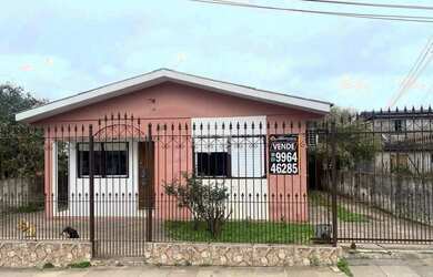 Imagem: A casa possui 3 Dormitórios, 1 Banheiro, 1 Vaga na garagem