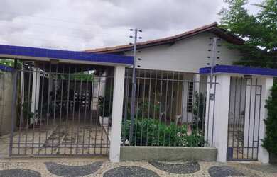 Imagem: A casa possui 4 Dormitórios, 3 Banheiros, 2 Vagas na garagem