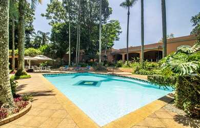 Imagem: A casa possui 4 Dormitórios, 5 Banheiros, 5 Vagas na garagem