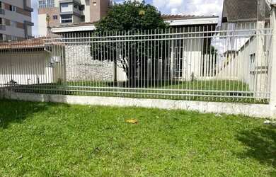 Imagem: A casa possui 3 Dormitórios, 2 Banheiros, 1 Vaga na garagem