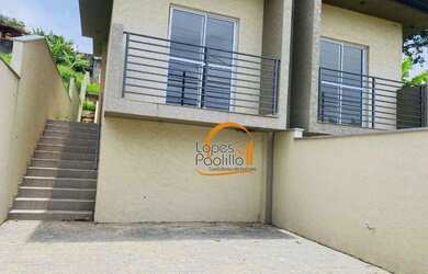 Imagem: A casa possui 3 Dormitórios, 2 Banheiros, 2 Vagas na garagem