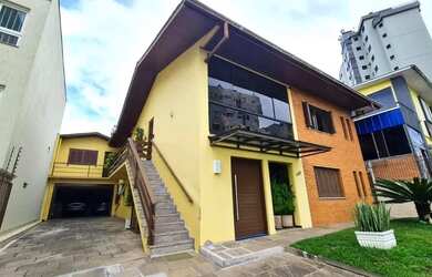 Imagem: A casa possui 5 Dormitórios, 4 Banheiros, 3 Vagas na garagem