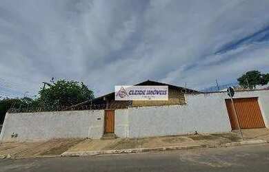 Imagem: A casa possui 3 Dormitórios, 1 Banheiro, 3 Vagas na garagem